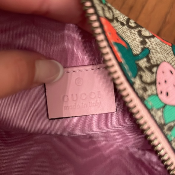 Gucci x Supreme Cosmetic Bag 🍓 - Picture 7 of 12